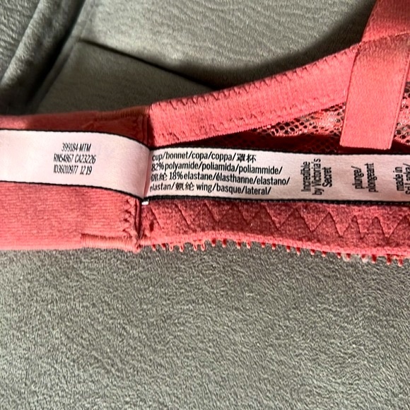 Victoria’s Secret Incredible Plunge - Picture 5 of 6